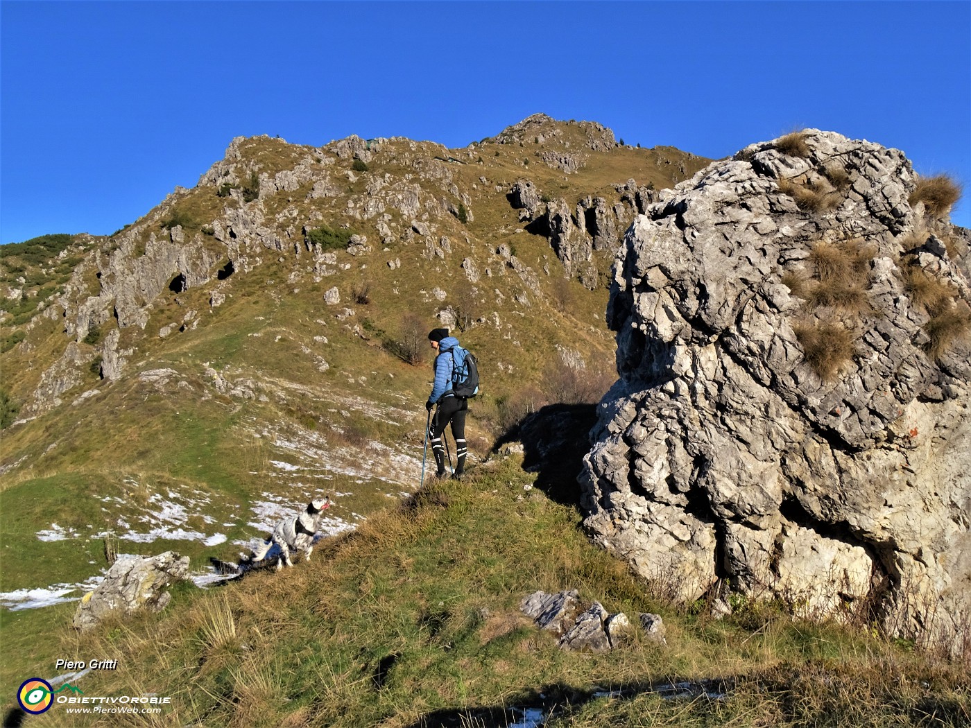 27 Bel roccione al Passo di Grialeggio con vista in Venturosa.JPG